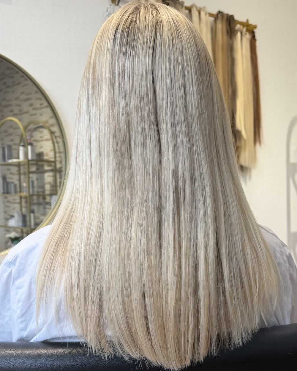 Langt, blondt hår med extensions set bagfra i salonen hos Princess Beauty