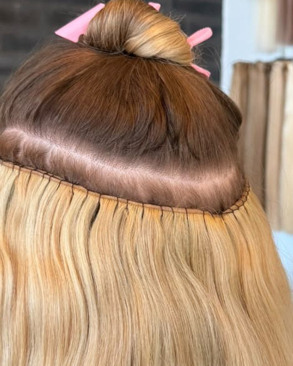 Nærbillede af en weft syet fast tæt ved hovedbunden hos Princess Beauty