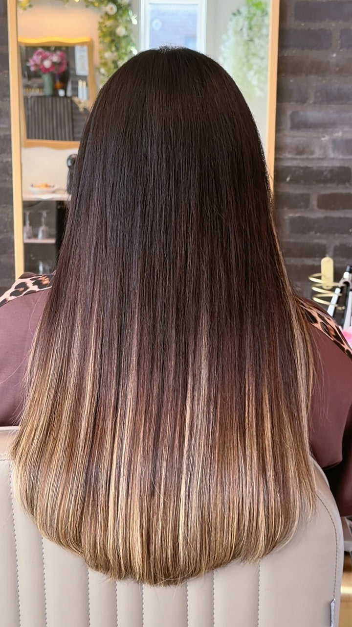 Mørkebrunt hår med blond balayage, fra midterlangt til langt