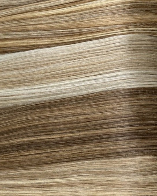 Weft-baner i blonde og brune nuancer lagt i lag oven på hinanden